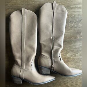 Universal Thread Tan Heeled Boots